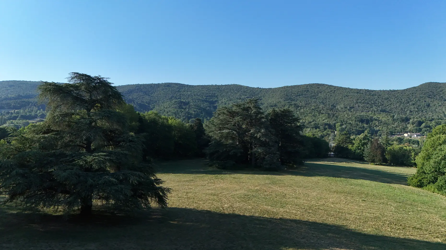 Au pied du château